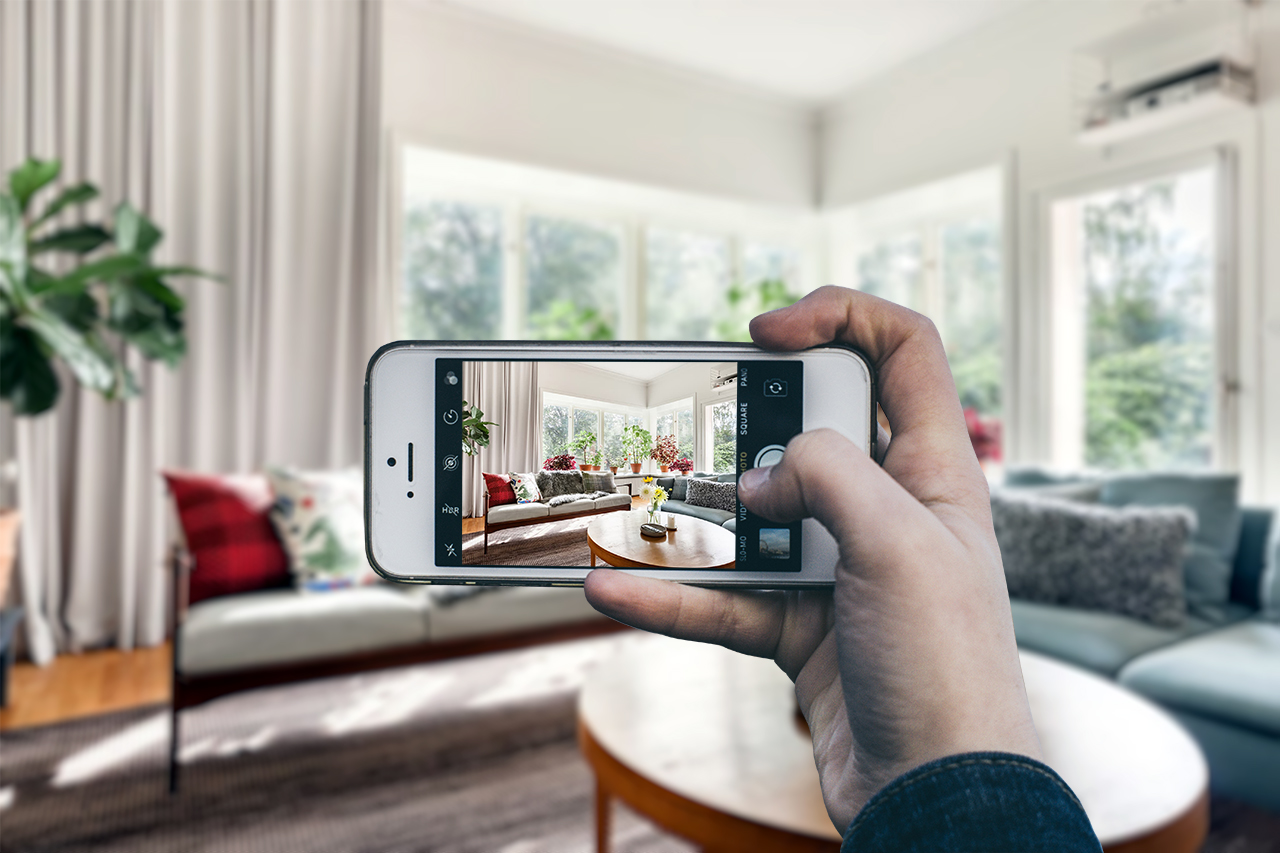 Handy, das ein Wohnzimmer fotografiert